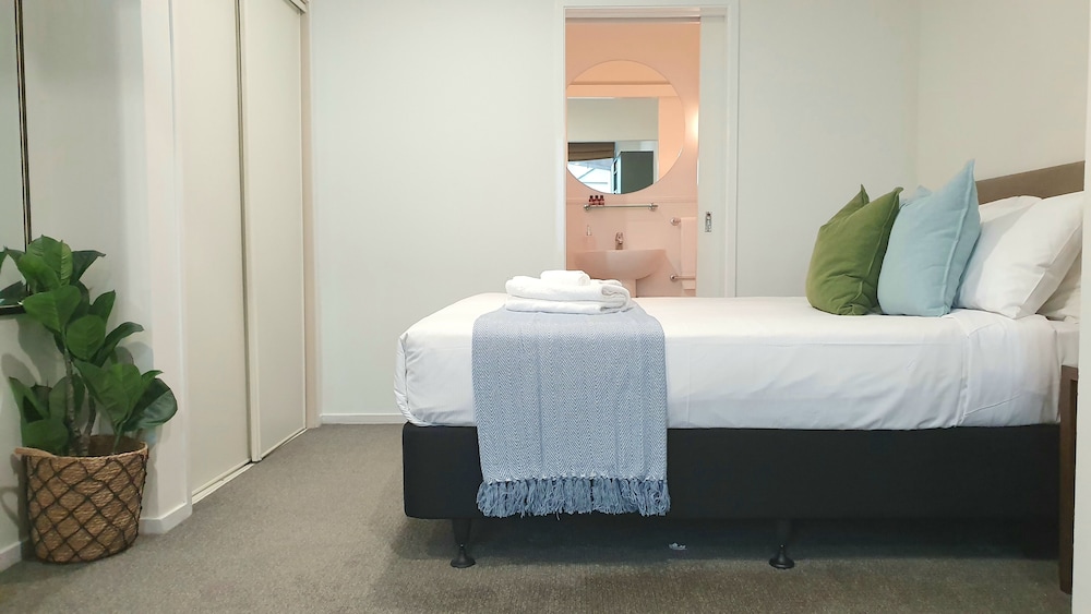 City Living - Wifi- Netflix - Laundry view 5