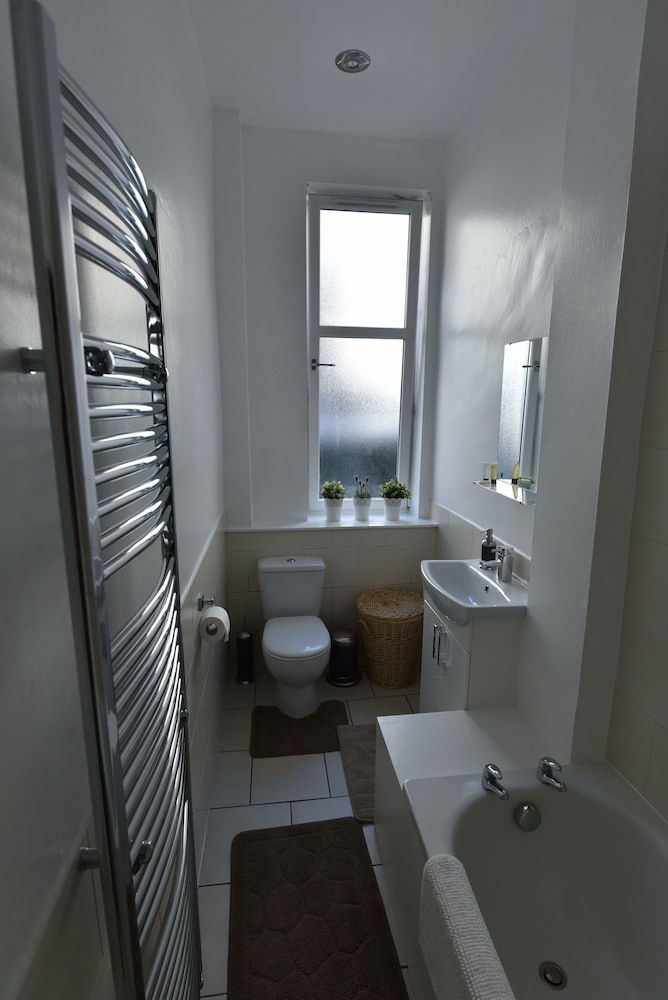First - Meadowbank House Apartment