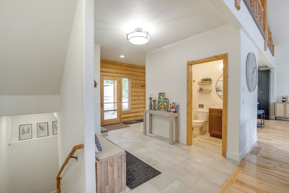 Hot Tub, Game Room! 3-story Brian Head Home