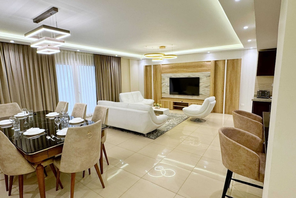 Calm & Classy 2BR - 5 min to Airport