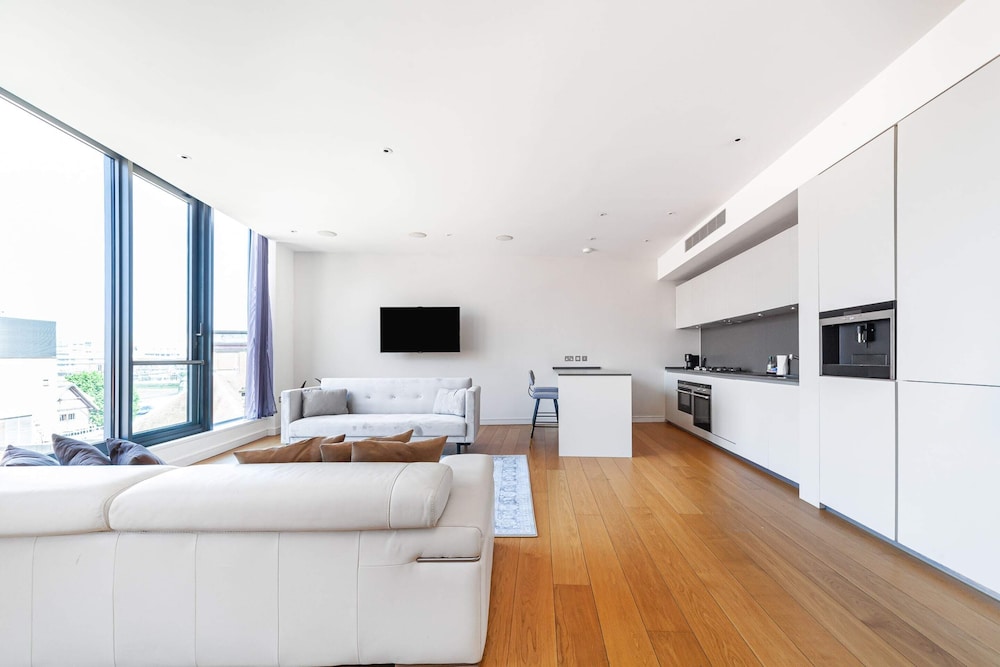 Luxury Penthouse Overlooking the Thames