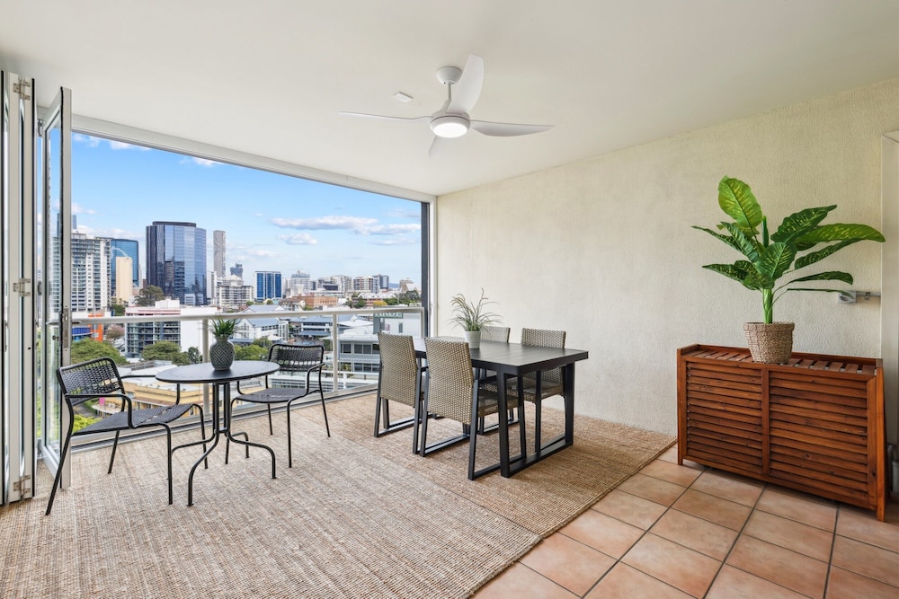 Bright 1-bed With Great Views & Amenities
