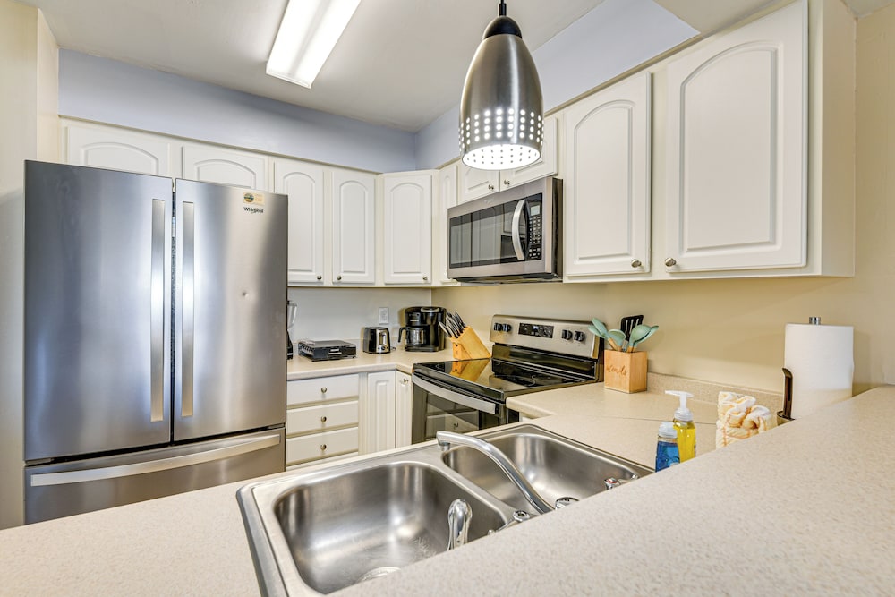 < Half-mi to Beach: Quaint Destin Condo