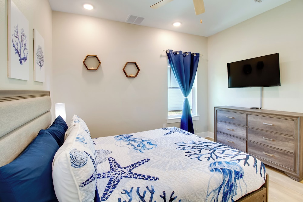 4 Mi to Rockport Beach Park: Home w/ Resort Perks