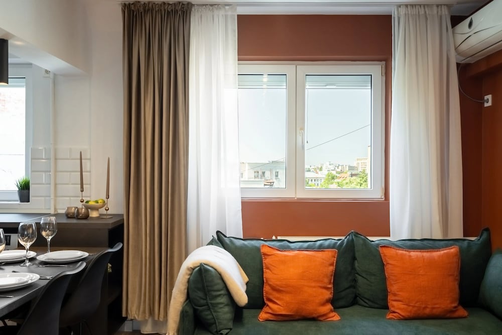 Colorful Bright 2BR on Iconic Calea Victoriei