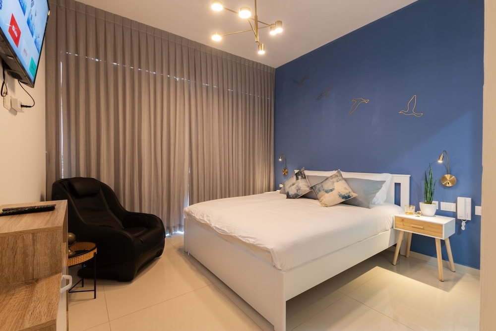 3 BR SeaFront APT Prestigious Tower