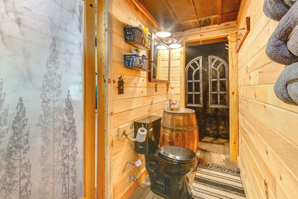 Escape to Nature: Secluded Mcdonough Cabin!