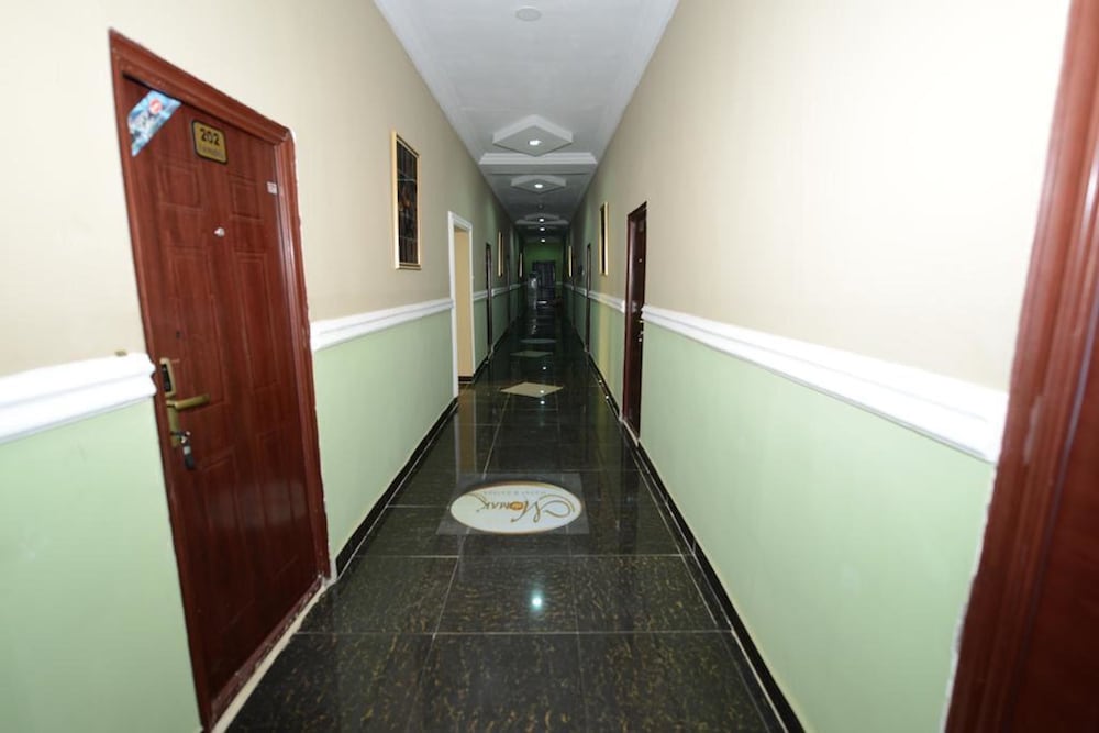 Momak 1 Hotel & Suites