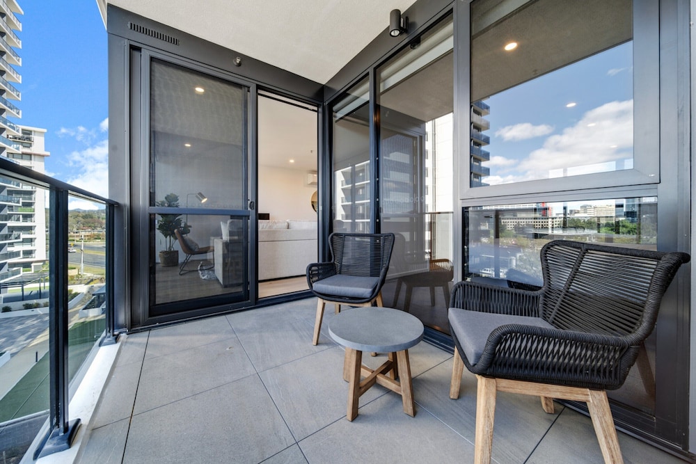 Chic 1-bed With Sophisticated Decor,