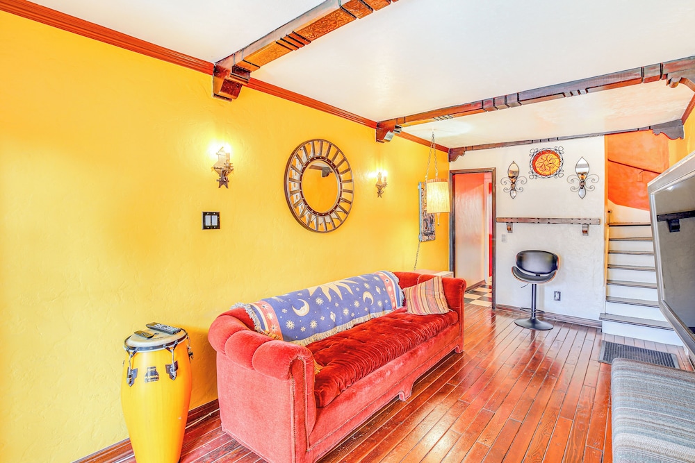 1 Mi to Ocean! Home w/ Rooftop Deck in Long Beach
