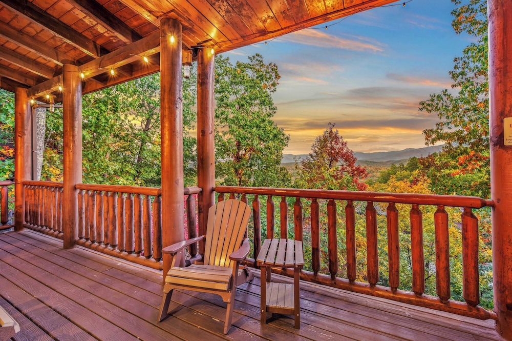 100 Guests Blackthorn: Sister Smokies Homes Luxury Mountain Retreat