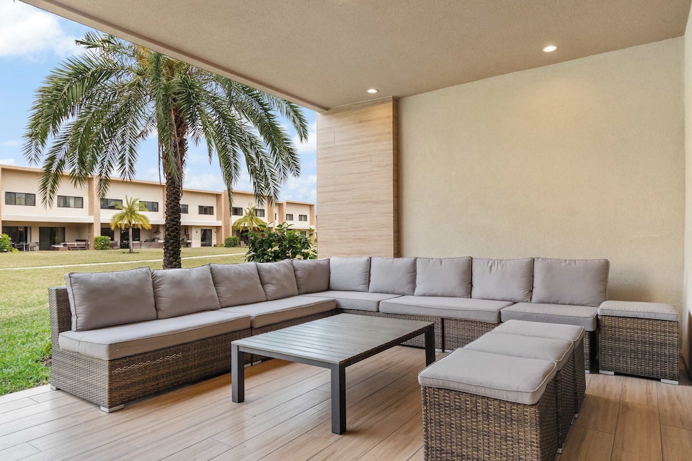 Minutes to Disney Chic Dream Villa With Stunning Patio and Resort Perks