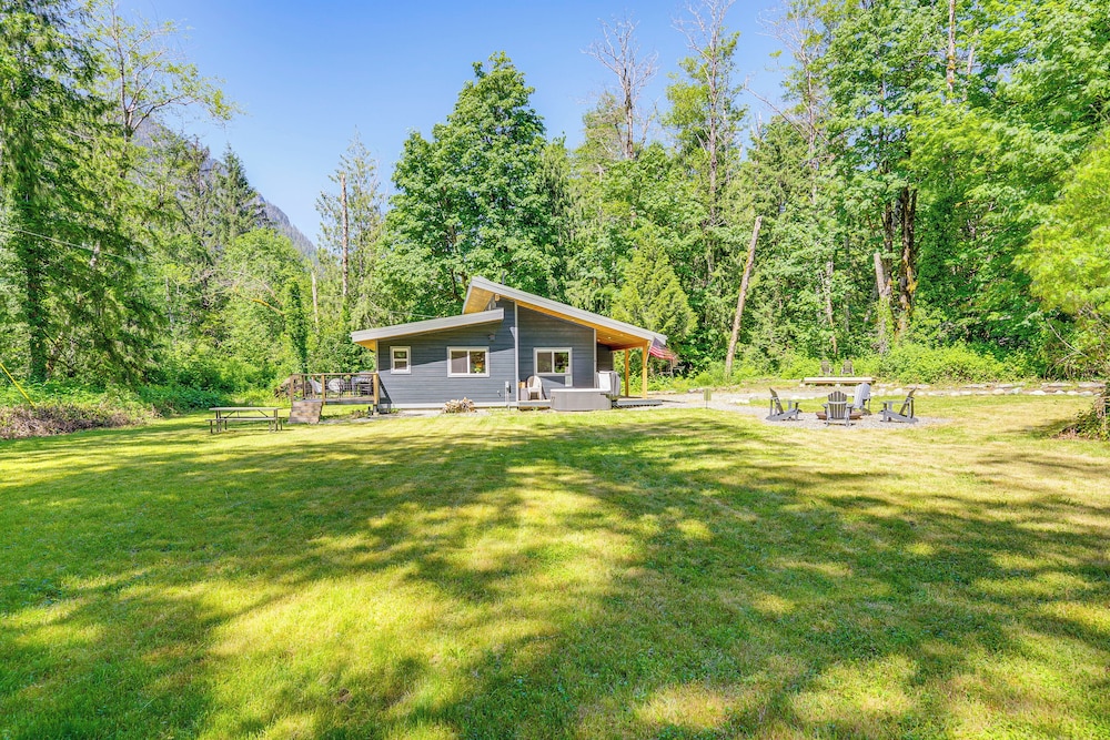 Deck, Hot Tub & Views: Sleek Getaway in Index!