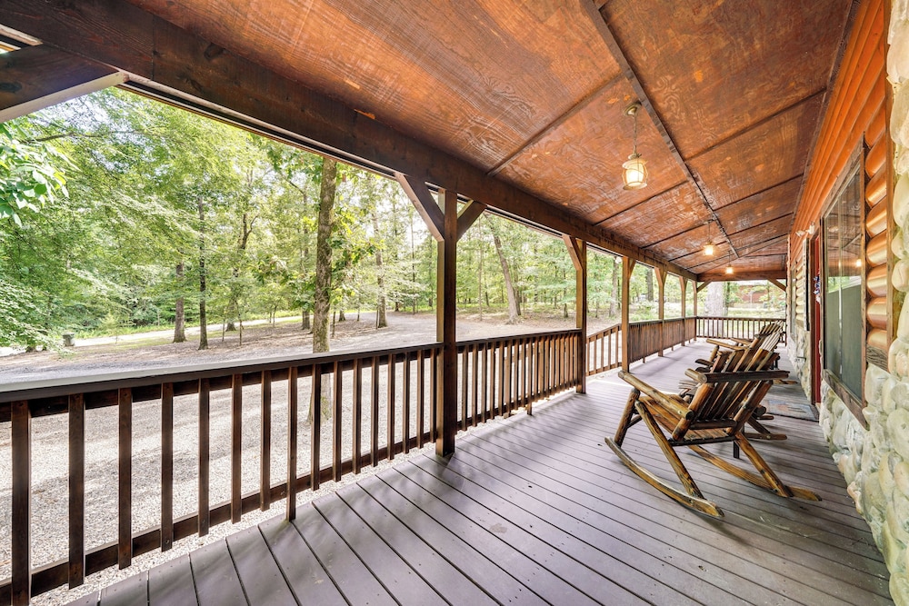 Hot Tub + Game Room: Family Retreat in Broken Bow