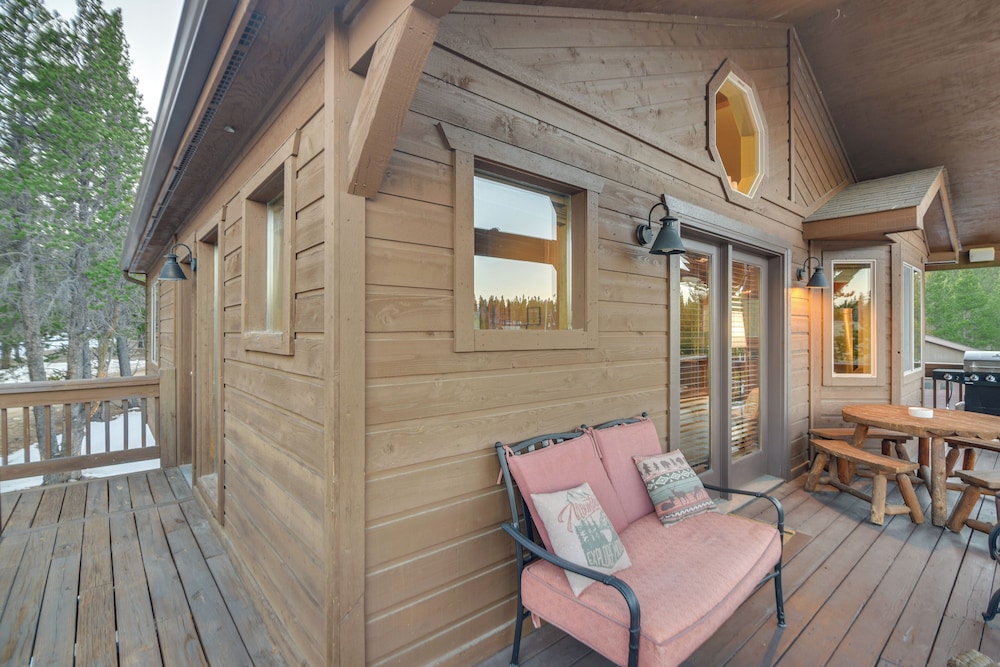 Deck + Mountain Views: Fairplay Family Escape!