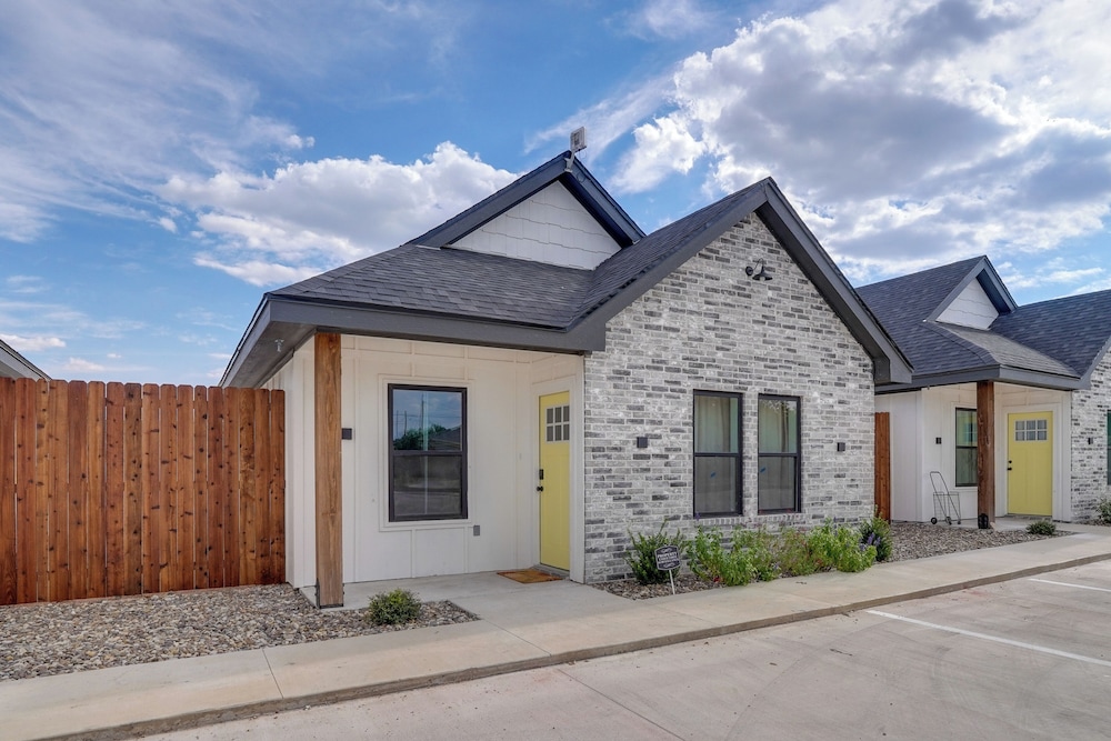 7 Mi to Afb: Central & Modern San Angelo Home