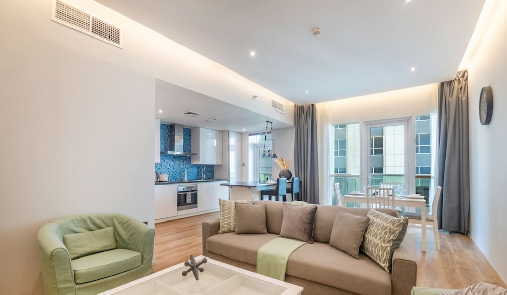Luxury 1BR in Marina High-rise Living With Views