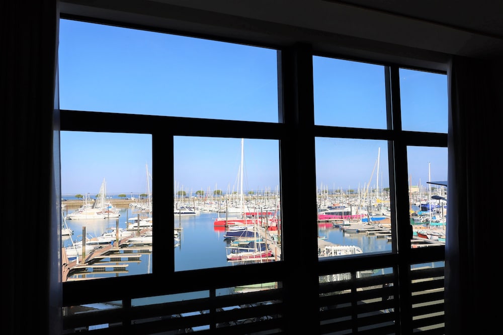 LES SUITES DU PORT by Le Saint Ferdinand