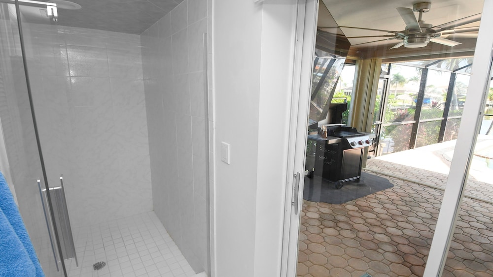 Love Bird Canalfront Villa Lounge Terrace Heated Pool pet Friendly