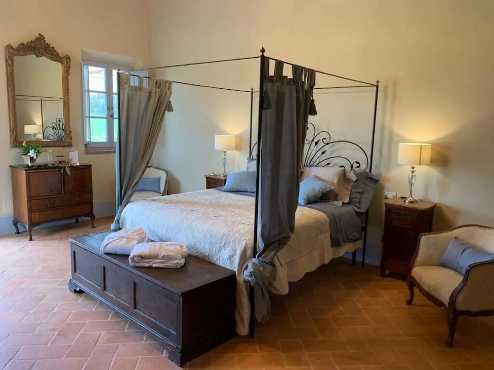 Cordella in Valdorcia Truffle & Olive Oil Resort - Podere Borgasso view 3