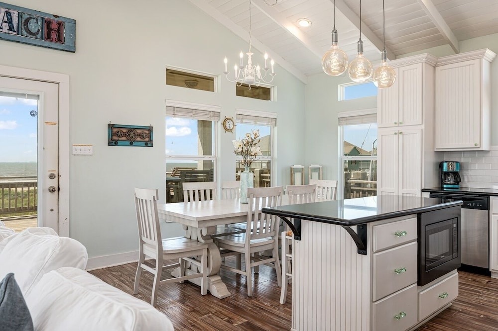 Chillax Inn 3 Bedroom Home by RedAwning