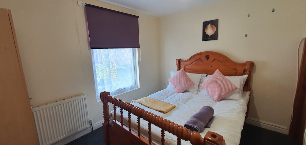 Room in Guest Room - Comfortable Size Room in Coventry