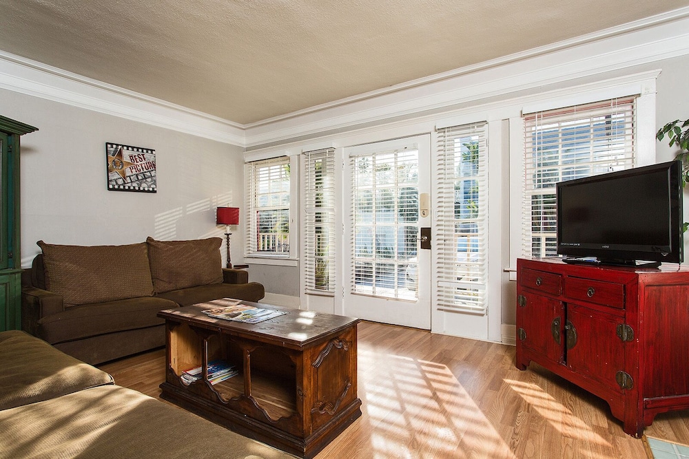 Hollywood Hills Suites