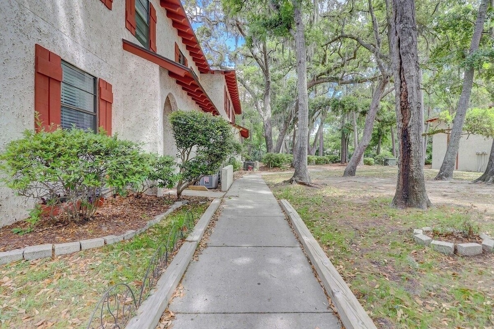 Renovated 2BR Hilton Head Home Walk to Shops