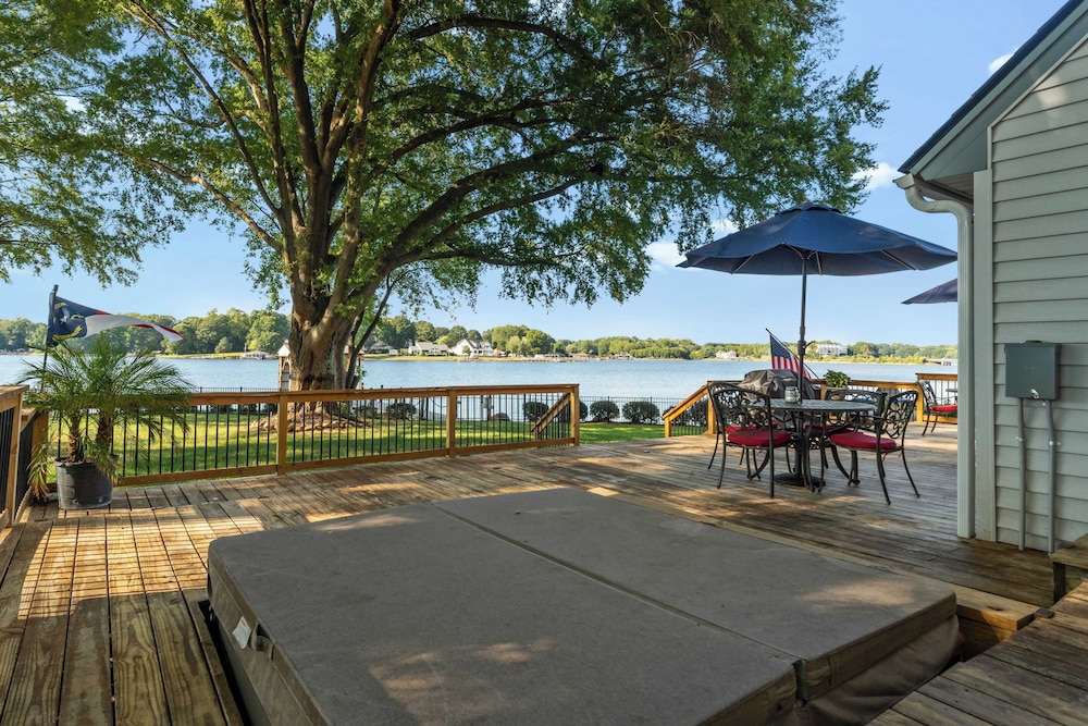 Lakefront Home w/ Dock, Game Room & Hot Tub Ponderosa Peninsula by Avantstay