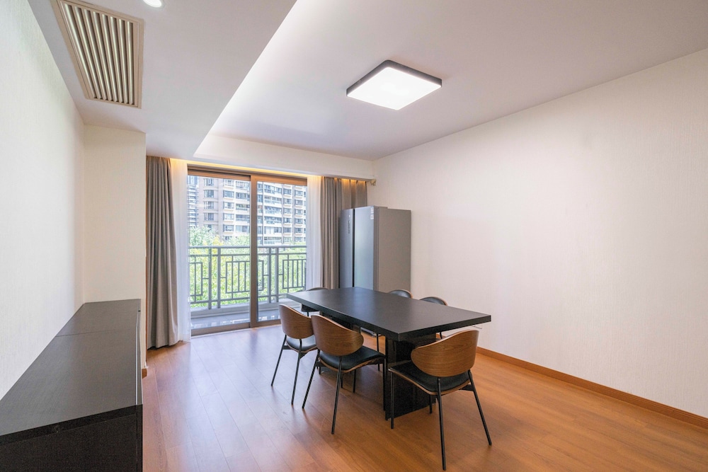 Tyms Morden 3BR 2BA APT Bella Vita