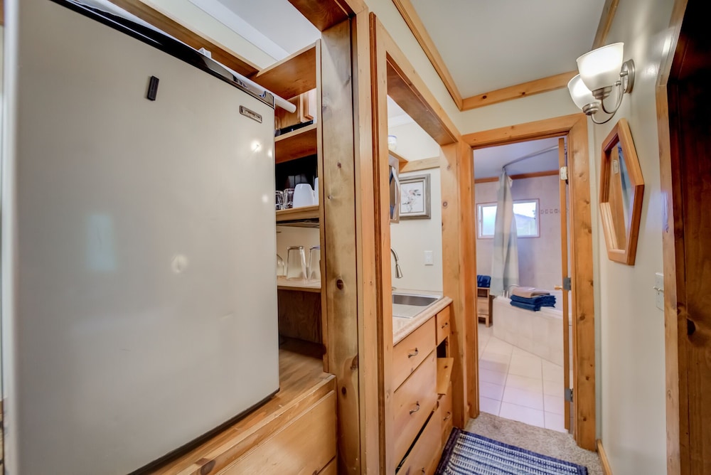 7 Bedroom on the Side of Pikes Peak on a Mountain Stream