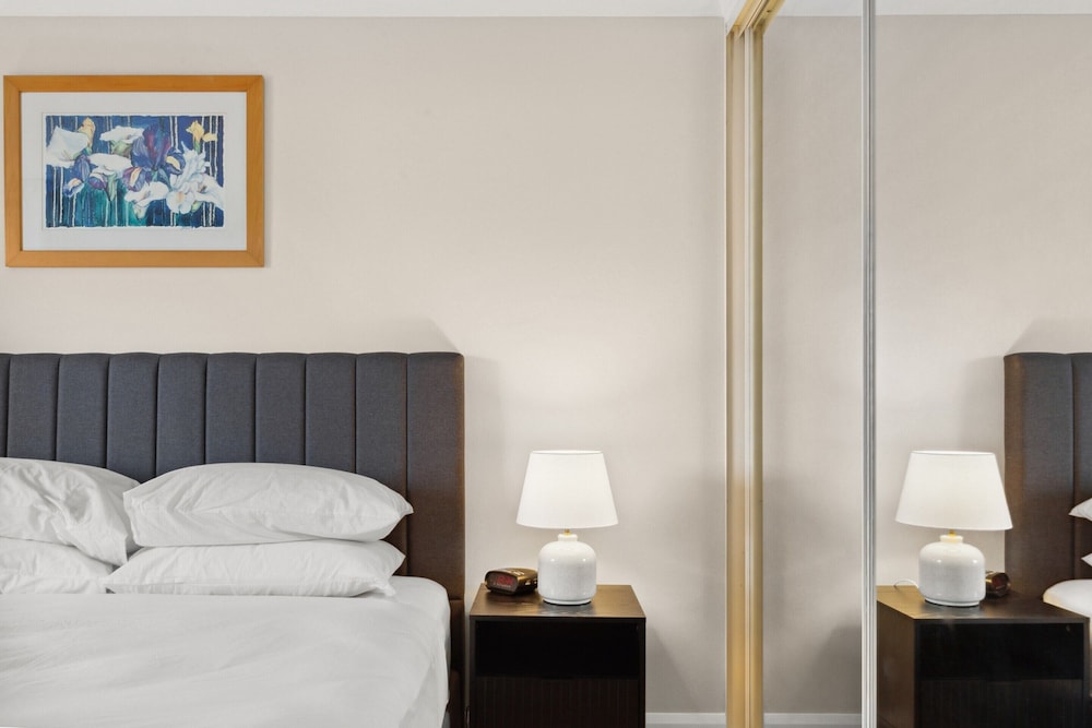 Stylish 2-bed Camperdown Apartment With Balcony