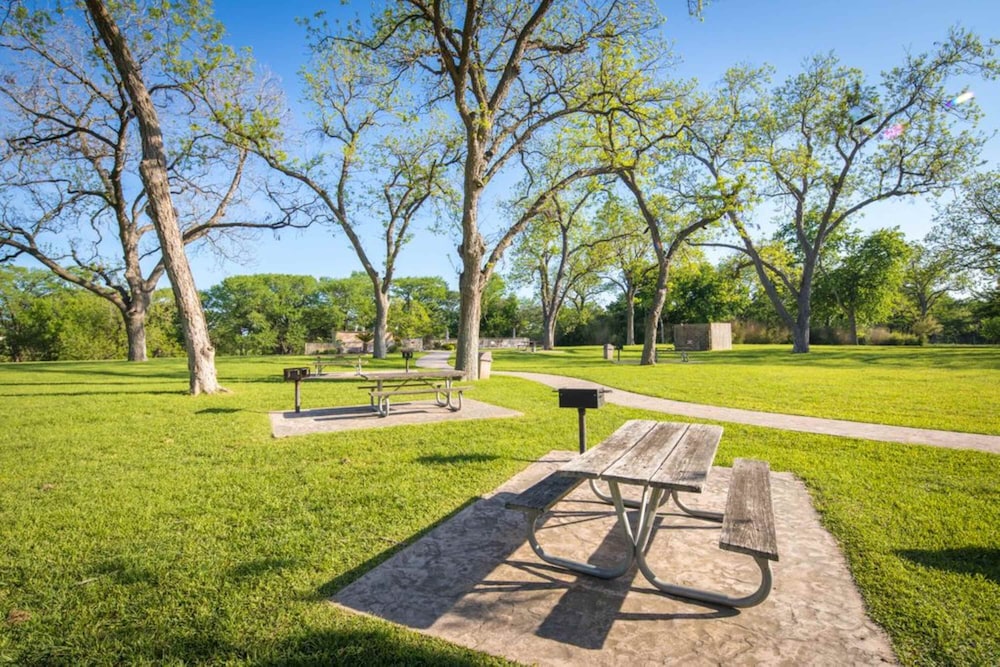 Waterwheel Hideaway - Cozy Condo for 6 With Resort-style Amenities