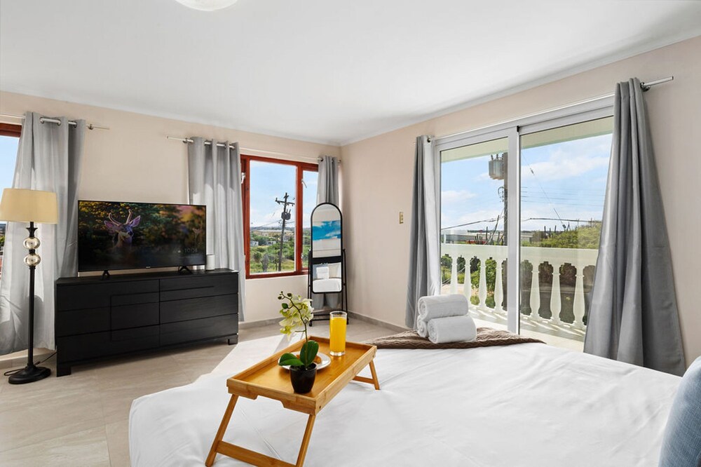 Sleeps 12 Spacious Private Pool Great Location