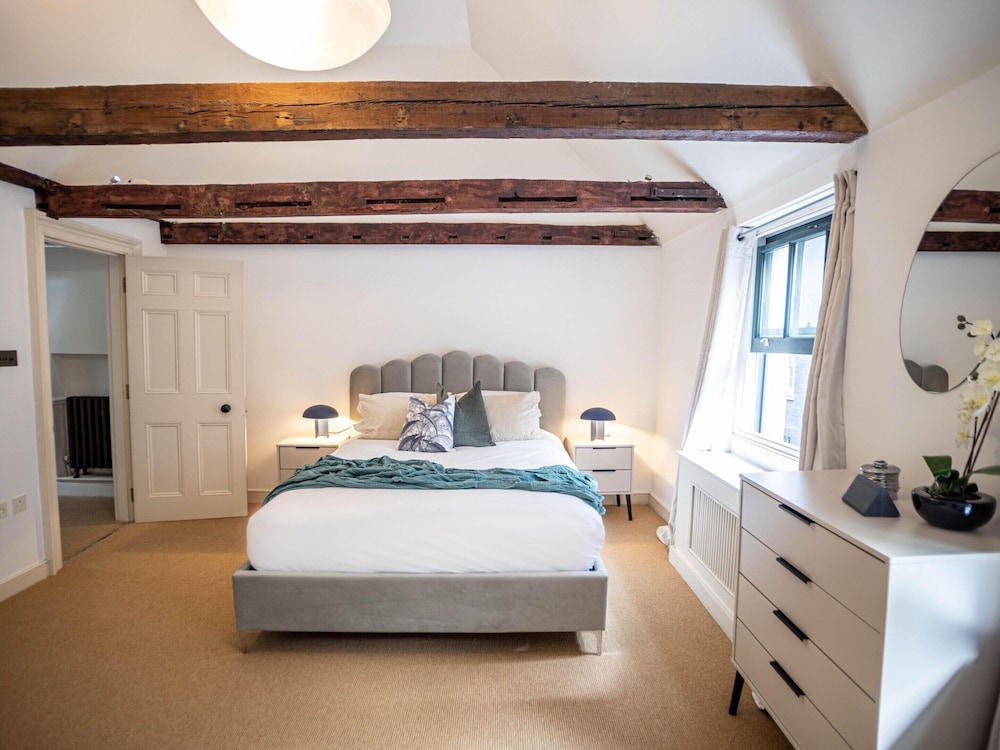 Liverpool St Three Bedroom Home Near Tube Station