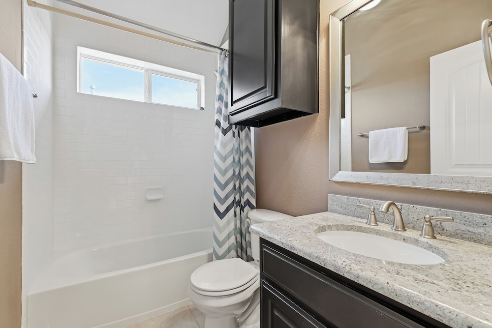 Spacious Cozy 4B Home in Frisco