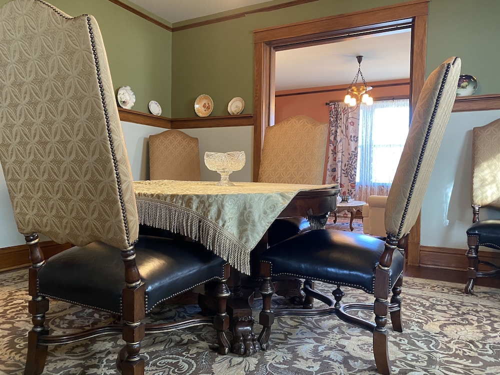 Vineyard Mansion & Carriage House Bed & Breakfast