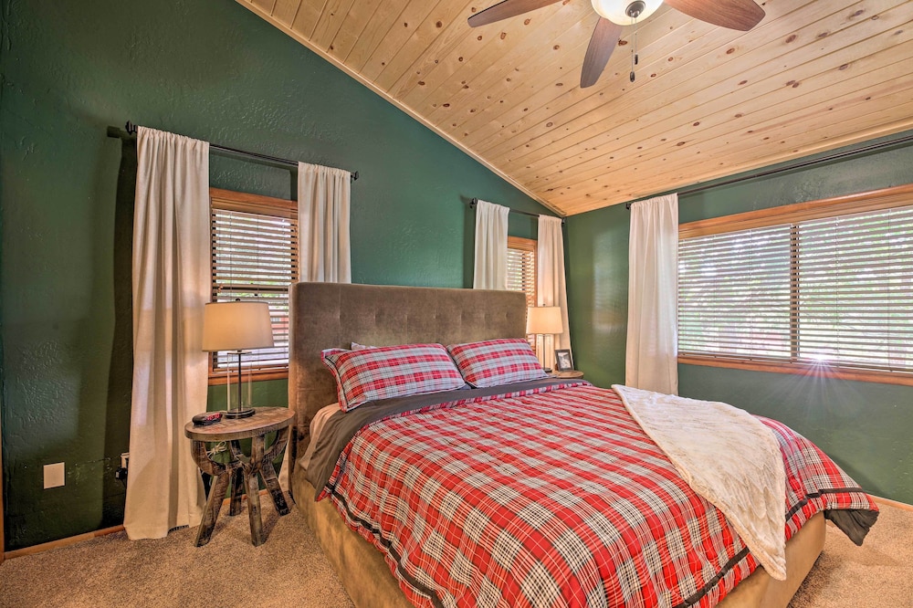 Deck + Yard: Family-friendly Pinetop Retreat view 4