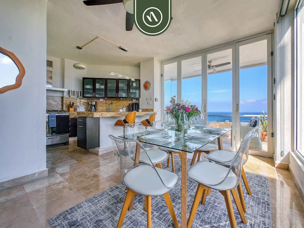 Corner 2 BR Condo - Spectacular Oceanview Sunsets