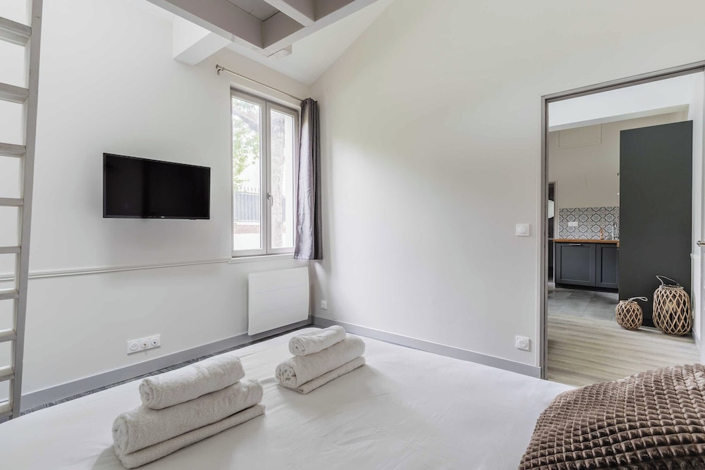 House for 18 People With Cinema Place Morny view 3