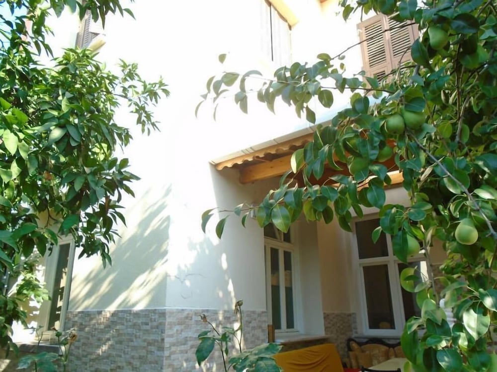 Lotus Garden Hostel - Image 33