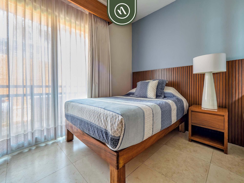 Oceanview 4 BR Condo - Pool - Beach - Terrace