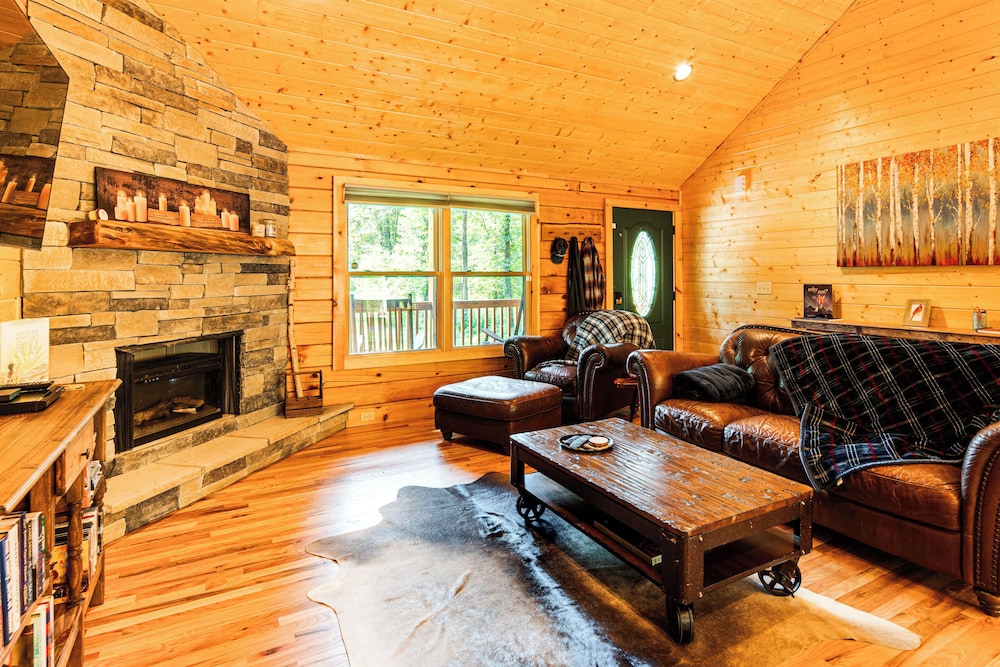 Secluded, Private! Forested Hendersonville Retreat
