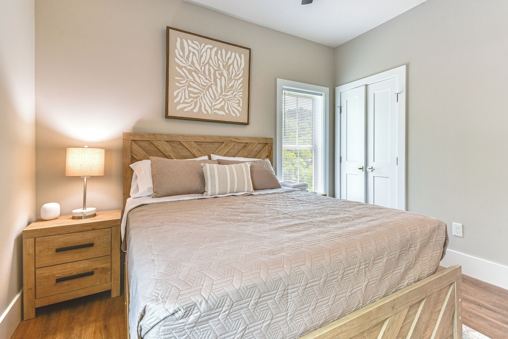 Hike & Ski: Mtn-view Retreat in Maggie Valley!