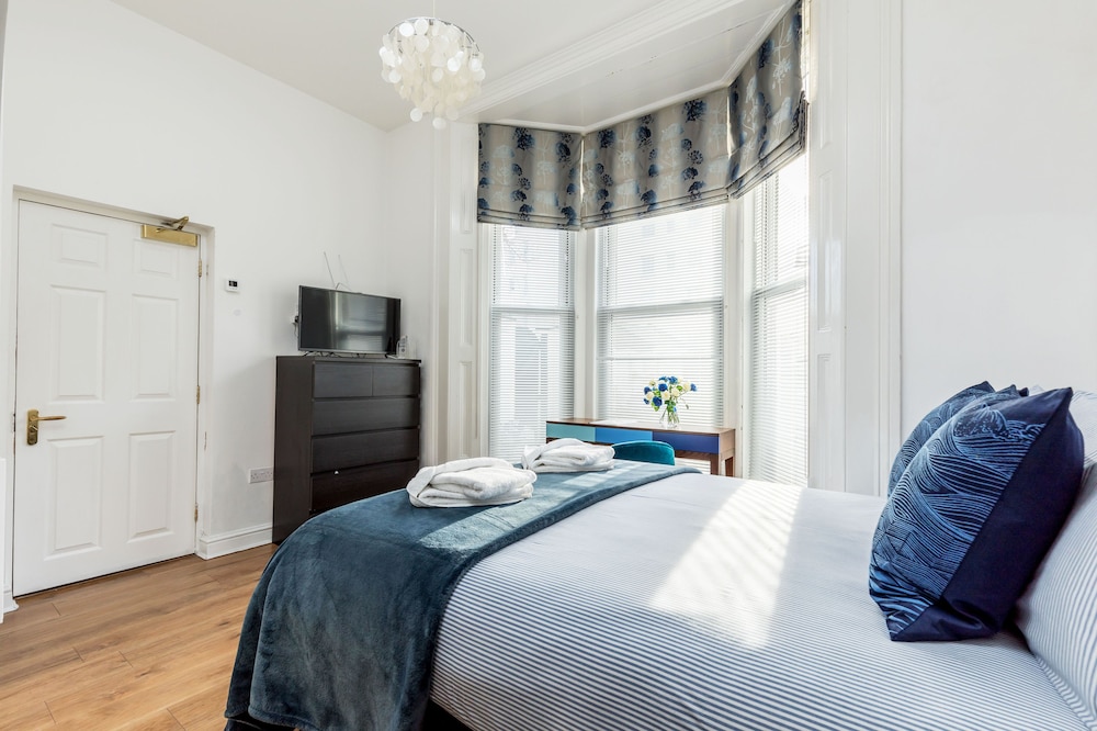 Hotel Ashbys - Image 1