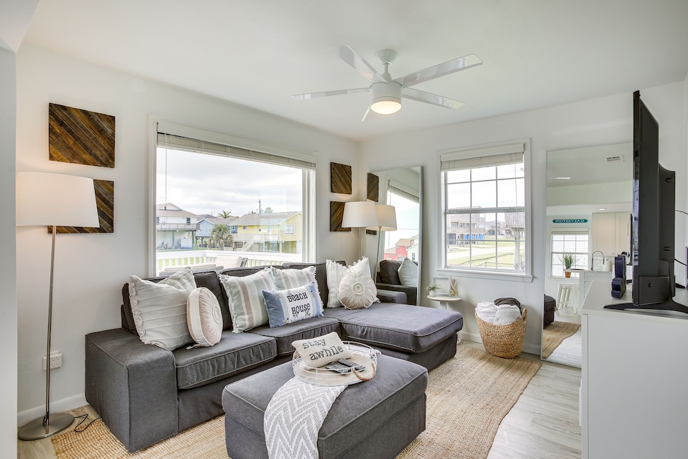 Walk to Beach: Updated Home w/ Deck in Galveston!