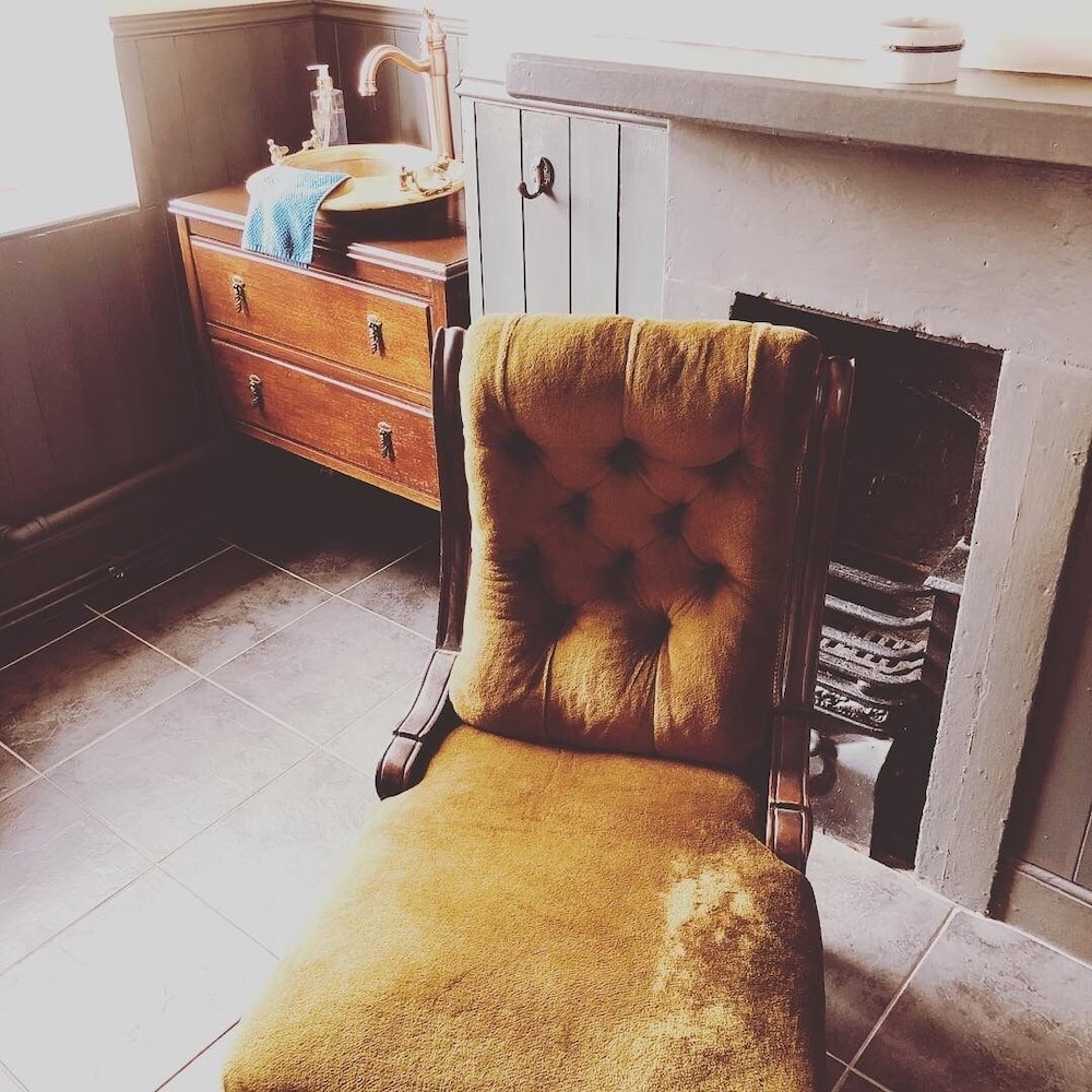 Gin Lounge Rooms