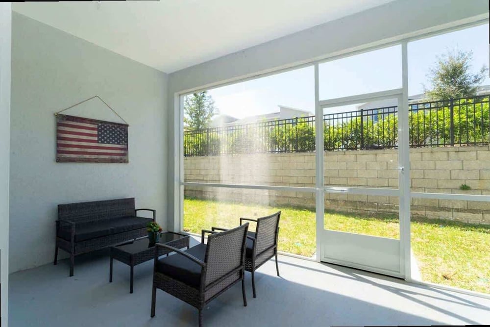 Modern 2Bd Townhome Minutes to Disney w Waterpark