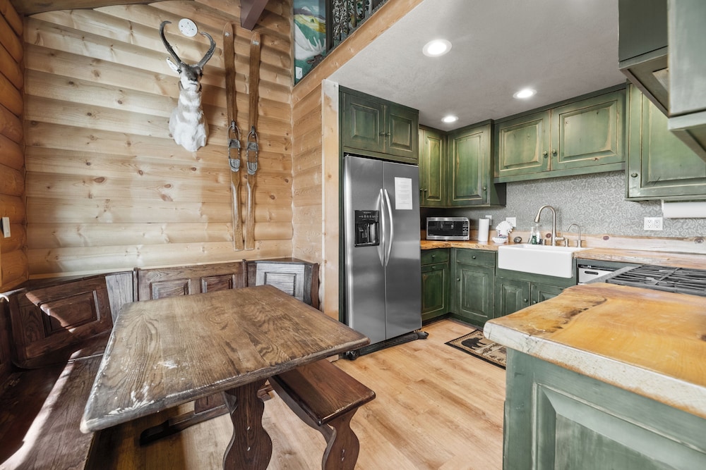 A Woodsy Mountain Retreat