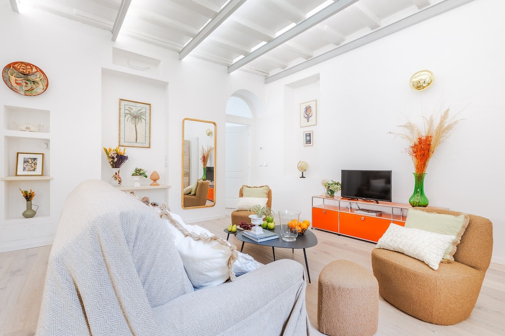 Casa Joyce in Lucca With 1 Bedrooms and 1 Bathrooms
